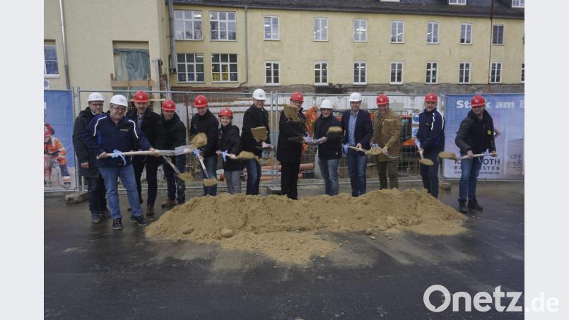 Wenn die Bauarbeiter so tatkräftig sind wie die Teilnehmer am symbolischen Spatenstich, dann wird der knappe Zeitplan sicherlich eingehalten. Mit dabei waren (von links) Markus Brand, Stefan Büttner, Florian Sirch, Veronika Sirch, Johannes Fischer, Oliver Weigel, Marcus Bach, Maximilian von Waldenfels und Florian Gelius. Bild: fppp