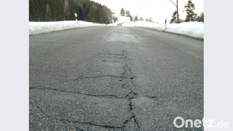 Die Straße „Bahnhof Lind–Nunzenried“ ist eine der schlechtesten Straßen im Gemeindegebiet. Bild: Portner