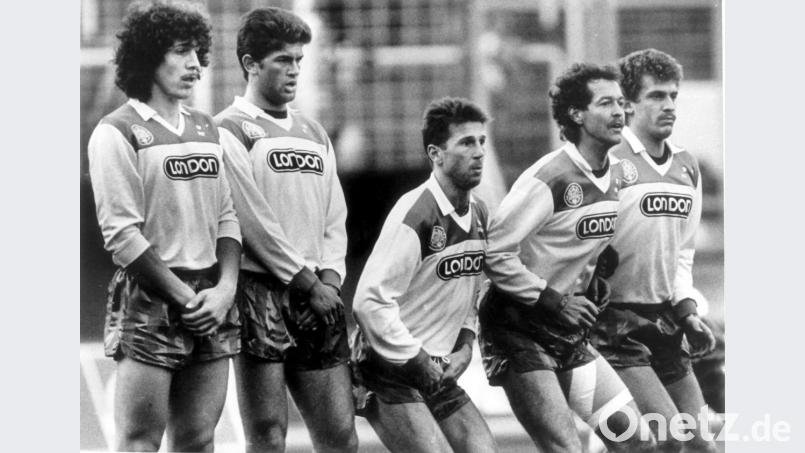 Darüber regten sich vor etwa 30 Jahren nicht wenige auf: Kondomwerbung auf den Trikots des damaligen Bundesligisten FC Homburg. Bild: Michael Probst/dpa