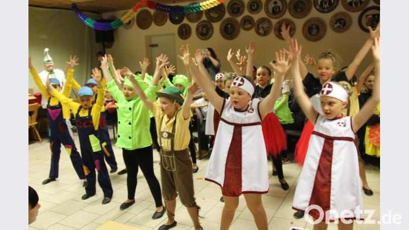 Die Showtanzgruppe „Grün-Weiß“ sorgte beim Kinderfasching des Vorderlader- und Pistolenclubs für ein unterhaltsames Programm_ Bild: dl