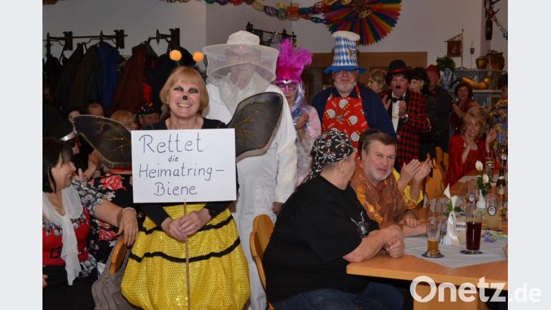Rita Dineiger und ihr Mann Norbert tragen als Honigbiene und Imker die originellsten Kostüm beim Heimatring-Fasching. Bild: hcz