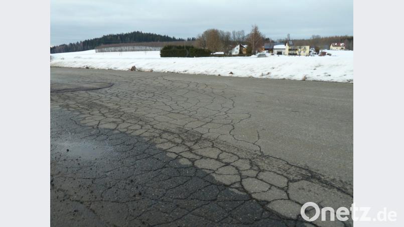 Die Straße von Pirk (im Hintergrund) nach Mitterlangau befindet sich in einem desolaten Zustand. Der Förderbescheid liegt bereits vor und so soll die Baumaßnahme nach Möglichkeit noch heuer starten. Bild: Portner