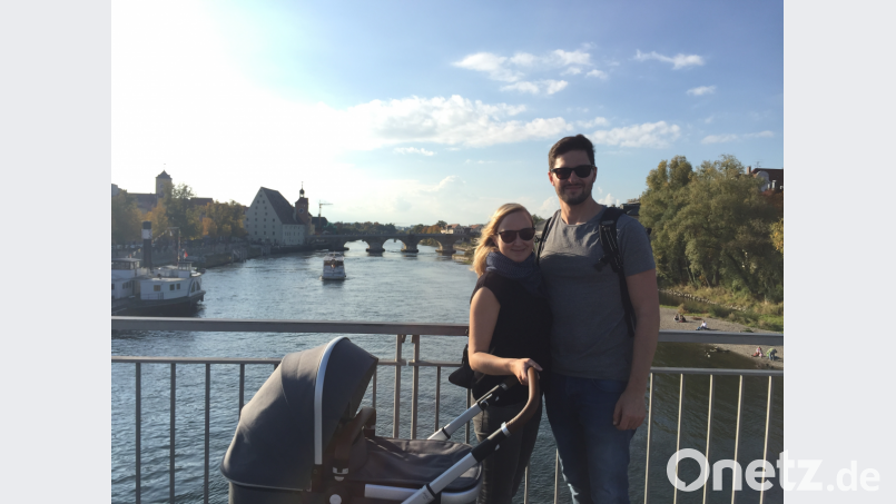 Kerstin Härtl und Dominik Stümpfl vor der Steinernen Brücke. Sohn David schläft im Kinderwagen. Bild: privat