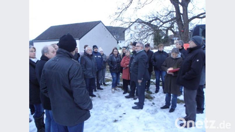 Der Stadtrat fand sich zu einer Ortsbesichtigung auf dem geplanten Baugrundstück zwischen Krankenhaus- und Hallerstraße ein. Daran nahmen auch mehrere Anwohner teil. Bild: Amann