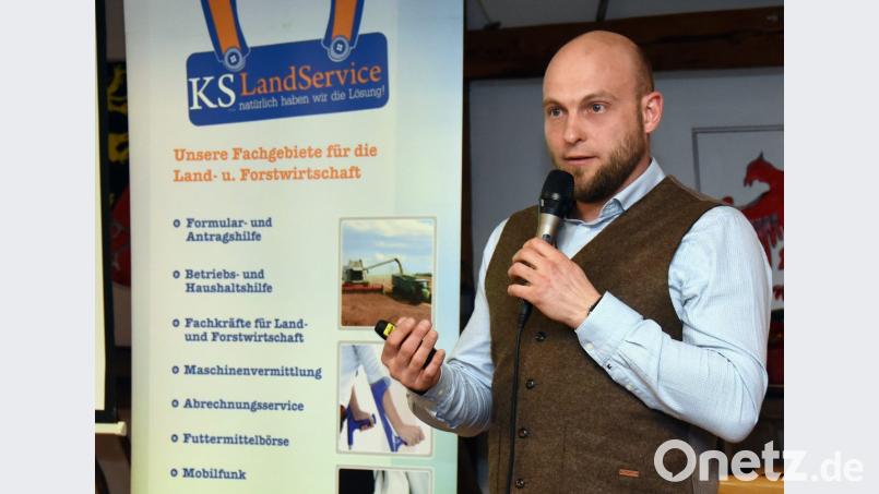Georg Mayerhofer, Landwirt des Jahres 2017, referiert über neue Technologien in der landwirtschaftlichen Praxis. Der Ackerbauer aus Ortenburg bewirtschaftet 260 Hektar auf über 70 Schlägen. Bild: bgm