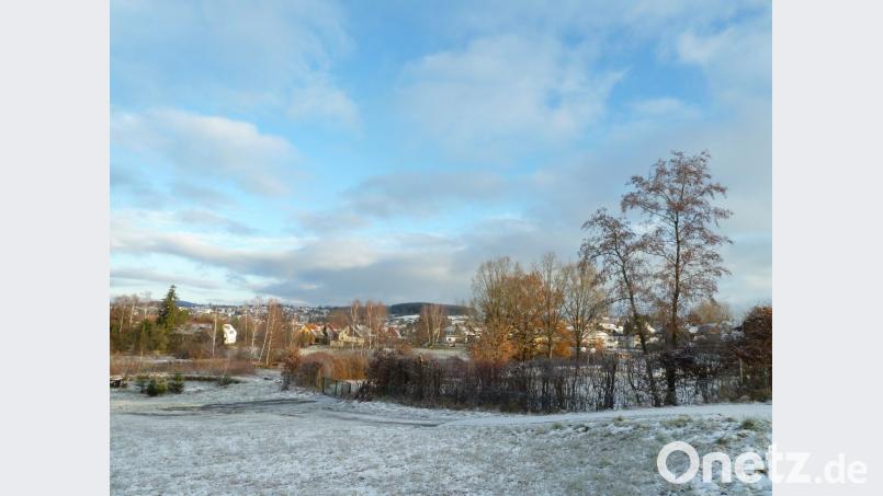 Vom eingezäunten Freibadgelände (rechts) mit rund 27 000 Quadratmetern könnte eine Fläche für den städtischen Kindergarten mit Krippe abgezweigt werden, lautete ein Vorschlag im Antrag von Josef Biebl. Der Stadtrat hielt mit 12:3 Stimmen am Standort Bahnhof fest. Bild: Portner