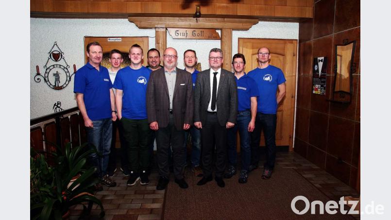 Nach den Wahlen beim Auto- und Motorradclub (von links): Ralf Dittrich (Zweiter Vorsitzender), Sven Moser (neuer Schatzmeister), Philipp Klughardt (neuer Beisitzer), Markus Pfadenhauer (neuer Beisitzer, vorher Schatzmeister), Robert Pirner (neuer Vorsitzender), Marco Hajek, (Schriftführer), Bürgermeister Michael Göth, Gerd Mandel (Sportleiter) und Manuel Pirner (bisheriger Vorsitzender). Bild: müb