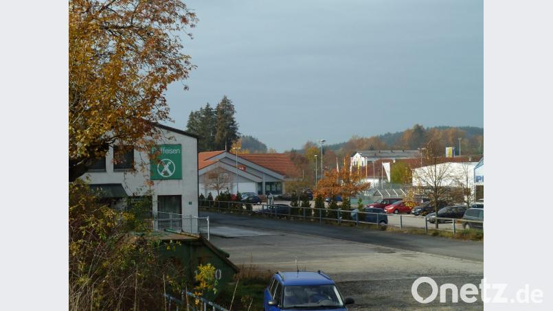 „Es kann doch nicht sein, dass unsere jüngsten Bürger ihr erstes bis sechstes Lebensjahr eingemauert zwischen Gebäuden, Parkplätzen und Straße verbringen müssen“, heißt es im Antrag von Josef Biebl. Seine Forderung: Der Kindergarten-Standort „Am Bahnhof“ (Bild) sollte neu überdacht werden. Bild: Portner