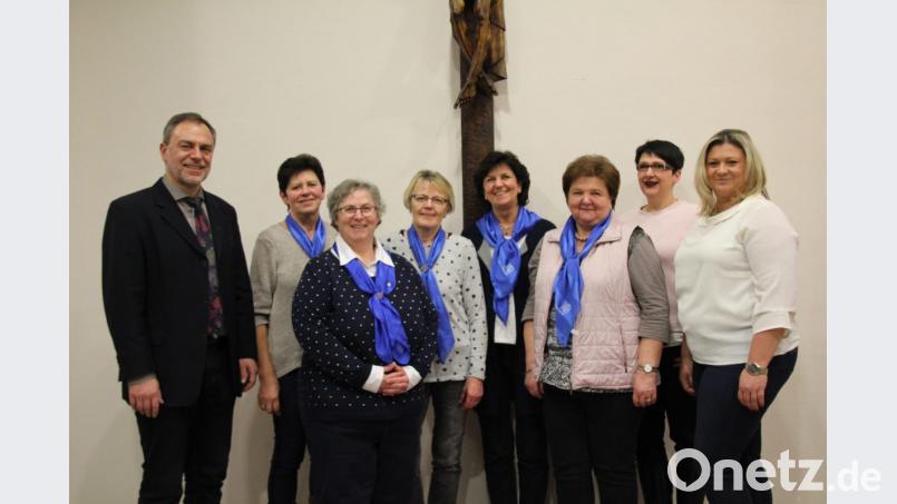 Pfarrer Josef Irlbacher (links) verabschiedet gemeinsam mit (von rechts) Kerstin Aufschneider und Petra Stauber (ab Zweite von links) Anneliese Rubenbauer, Ursula Reiß, Gerda Horst, Erna Märkl und Helene Kraus, die zwischen 10 und 20 Jahre dem Vorstandsteam des Frauenbunds angehörten. Bild: ads