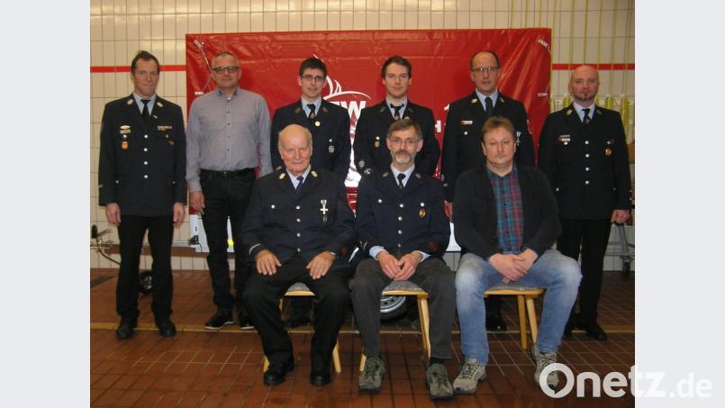 Alfred Kellner (sitzend von links) hält der Feuerwehr Pullenreuth seit 55 Jahren die Treue, Josef Rickauer sen. und Gerhard Hecht vier Jahrzehnte. Unsere Aufnahme zeigt sie mit Kreisbrandmeister Peter Prechtl (stehend von links), Bürgermeister Hubert Kraus, Josef Rickauer jr. und Felix Wegmann sowie Vorsitzenden Siegfried Kellner und Kommandant Andreas Philipp. Bild: öt