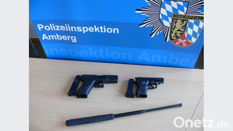 In Deutschland braucht man dafür eine Erlaubnis: Die tschechischen Waffen, die die Polizei bei drei Männern bei einer Verkehrskontrolle gefunden hat. Bild: Polizei Amberg