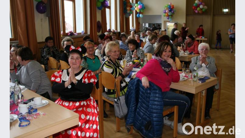 Das Publikum zeigte sich von den Auftritten, vor allem aber vom bunten Kaffeekränzchen des Frauen- und Müttervereins begeistert. Bild: wro