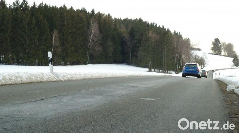 Verdrückungen und Durchbrüche zeichnen die GVS „Bahnhof Lind–Nunzenried“ aus. Die Straßenbaumaßnahme wurde im Stadtrat beschlossen und ist für 2020 geplant (Förderung rund 407 000 Euro). Bild: Portner