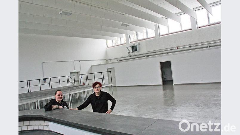 Jugendzentrums-Leiterin Sabine Fröber (links) und ihre Mitarbeiterin Sabine Friebus sind begeistert vom neuen Juz und vor allem von der großräumigen Halle, in der Konzerte stattfinden können oder eben auch ein Flohmarkt durchgeführt werden kann. Bild: fph