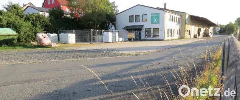 Das Raiffeisen-Areal am ehemaligen Bahnhof, das von der GsbW erworben wurde. Hier sollen nach Abbruch des Verkaufsgebäudes und des Raiffeisenstodl (nicht im Bild) ein Verwaltungsgebäude sowie ein zweigeschossiger Kindergarten mit Kinderkrippe und Außenanlagen zwischen der Straße &quot;Am Bahnhof&quot; und dem Radweg errichtet werden. Bild: kö