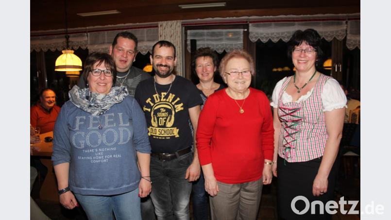 Besonders viel „Schwein gehabt“ haben beim Schießen auf die Glücksscheibe die Erstplatzierten ( von links) Heike Groner, Gerhard Fleißer, Christa Bauer und dahinter (von links) Oliver Schwieder und Renate Liegl, denen Schützenmeisterin Sonja Bauer die größten Wurstpakete überreichte. Bild: frd