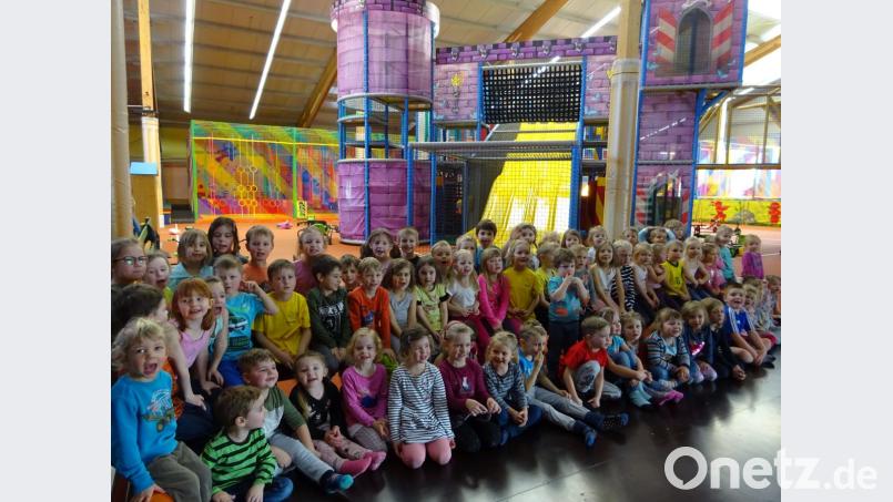 Viel Spaß haben die Buben und Mädchen des Kindergartens St. Elisabeth im "Megafun" in Grafenwöhr. Bild: exb