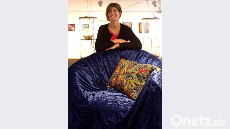 In das Kissen auf dem Sessel hat Kerstin Rumswinkel über 80 Arbeitsstunden investiert. Es besteht aus weit über 2000 kleinen Glassteinchen. Bild: tr