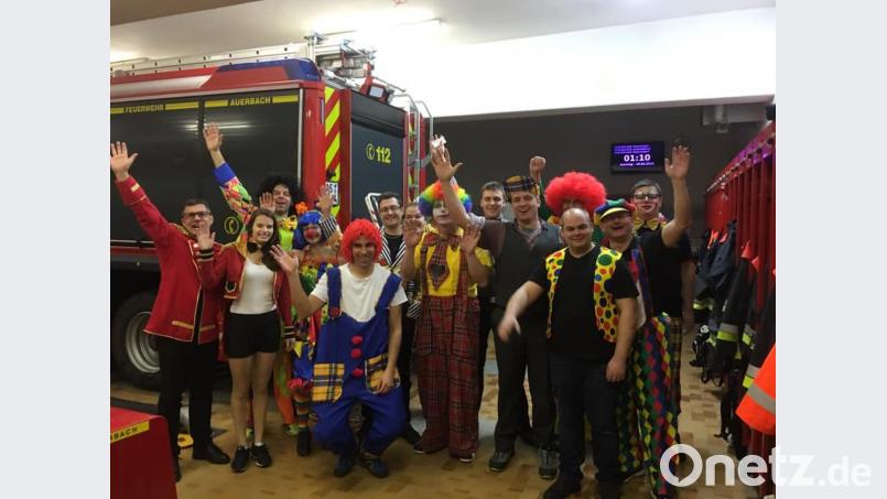 Einen ungewöhnlichen Einsatz hatte die Feuerwehr Auerbach am vergangenen Wochenende: Da die Kräfte auf einer Prunksitzung waren, erschienen sie kostümiert zu einem Einsatz. Bild: Feuerwehr Auerbach