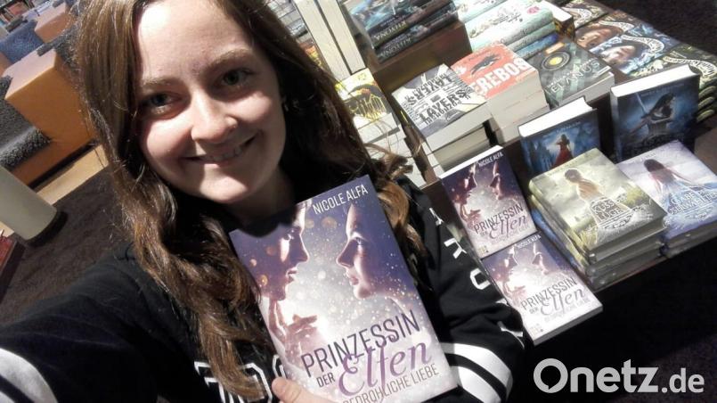 Nicole Alfa mit ihrem Buch "Prinzessin der Elfen" in der Weidender Buchhandlung Rupprecht. Bild: Nicole Alfa/privat