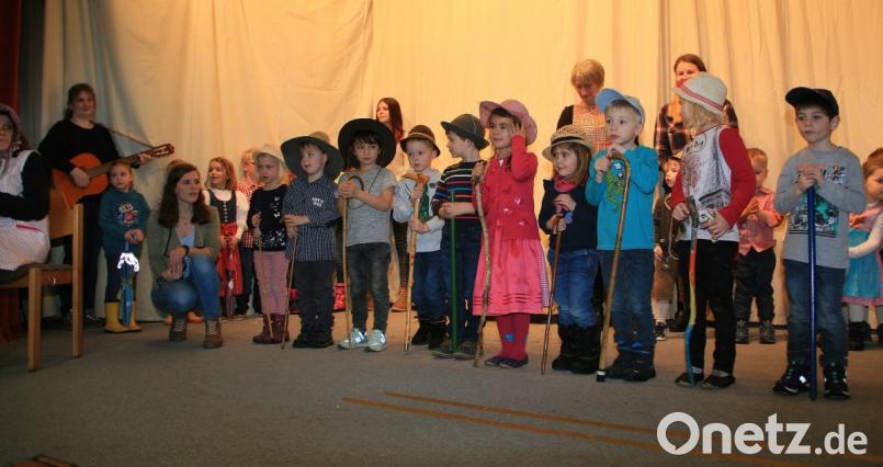 Von „Hänschen klein“ bis „Kommt ein Vogel geflogen“: Mit ihren Beiträgen begeistern die Kinder nicht nur die Großeltern im Jugendheimsaal. Bild: wro