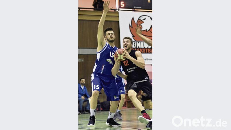 Durch mehrere Ausfälle wie Tobias Merkl und Vladimir Krýsl sind bei den Neustädter Basketballern Leistungsträger wie Jonas Meißner (am Ball) gegen Würzburg besonders gefordert. Bild: Alfred Schwarzmeier
