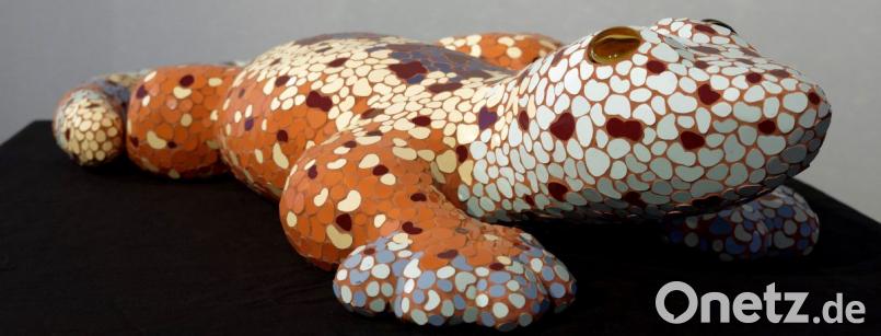 „Hugo, der Riesengecko“ ist eines der wenigen Exponate in der Ausstellung, die nicht verkäuflich sind. An „Hugo“ hängt das Herz der Künstlerin deshalb so sehr, weil er eine der ersten Skulpturen gewesen sei, die ihr nach dem Einstieg ins Mosaiken wirklich gelungen seien, wie sie sagt. Bild: tr