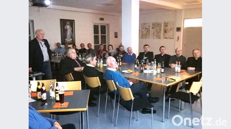 Kolping-Diözesansekretär Ludwig Haindl berichtete beim Treffen im großen Pfarrsaal über das Leben Adolph Kolpings und das Kolpingswerk. Bild: kod