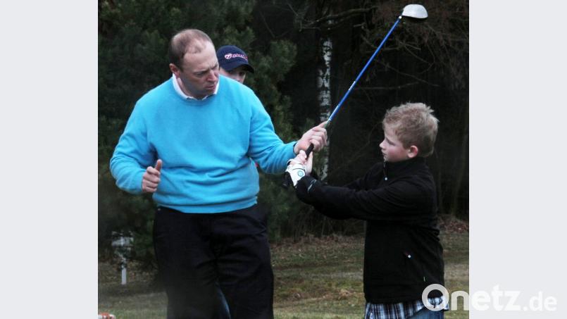 Früh übt sich, wer ein Meister werden will. Die richtige Anleitung dafür gibt Golflehrer Florian Rieger. Bild: lst