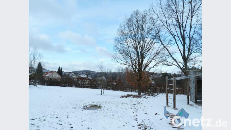 Für den Kindergarten-Standort im Freibadgelände (links neben und unterhalb des Spielplatzes) haben bisher rund 960 Bürger unterschrieben. Bild: Portner