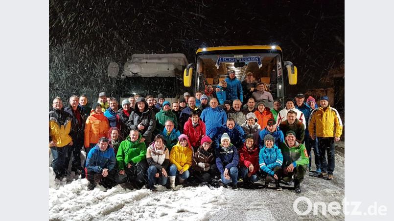 Zum Abschluss des Skitages präsentierten sich die Teilnehmer bei dichtem Schneefall vor dem Bus. Bild: exb
