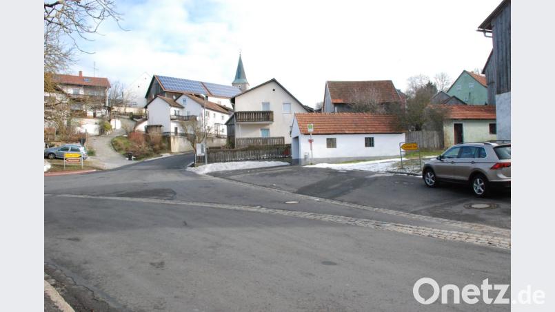 Beispielgebend für eine Dorferneuerungsmaßnahme ist die Neugestaltung des Dorfplatzes in Aschach. Bild: sche