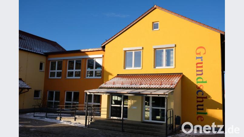 Außen wie innen zeigt sich die Grundschule am Rauhen Kulm in Speinshart nach gründlicher Sanierung und der Eröffnung einer offenen Ganztagsschule für künftige Bildungsherausforderungen gewappnet