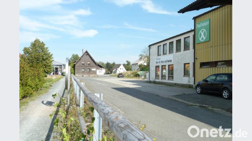 Die Oberviechtacher Firma GsbW hat das Raiffeisen-Areal am Bahnhof (links: Radweg) erworben. Nach Abbruch von Getreidestodl (links) und Verkaufsgebäude (Mitte) sollen hier ein Verwaltungsgebäude sowie eine Kindertageseinrichtung für 60 Kinder gebaut werden. Die Halle (rechts) bleibt vorerst stehen. Bild: Portner