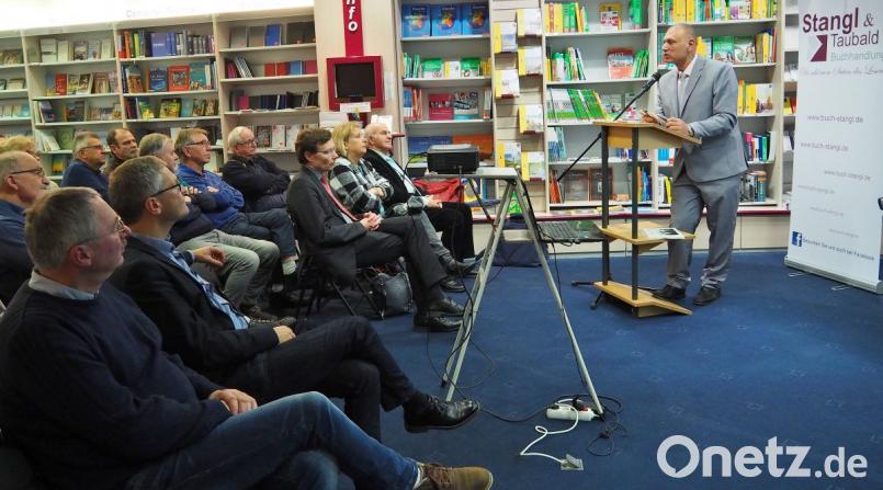 Vertreter aller drei Religionen kommen an diesem Abend zu Wort, so wie hier Iman Maher Khedr für den Islam. Bild: Bühner