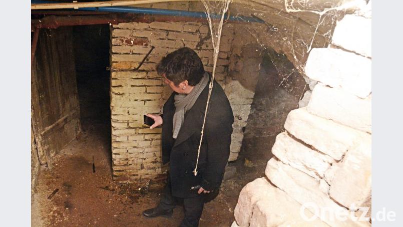 Was soll aus dem ehemaligen Milchladl und den Flurerturm nahe der Regionalbibliothek werden? Bei einer Ortsbesichtigung verschafften sich die Bauausschussmitglieder einen ersten Eindruck vom Zustand des Traditionsgebäudes. Bild: Gabi Schönberger