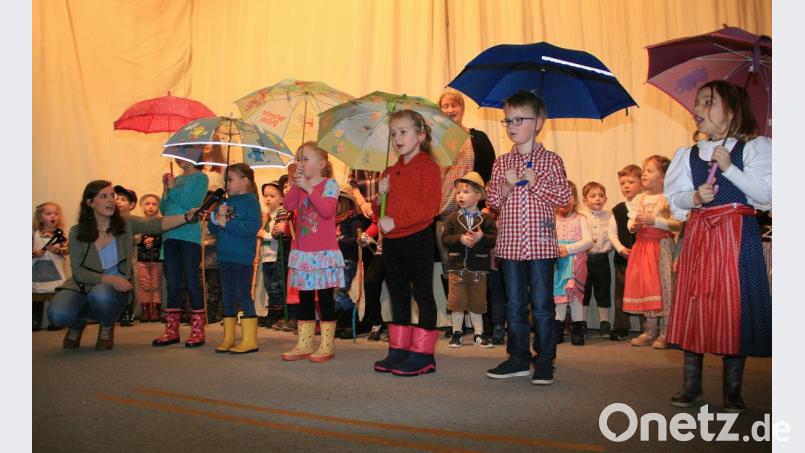 „Wie schön, dass ihr bei mir seid“, sangen die Buben und Mädchen unter dem Regenschirm. Bild: wro