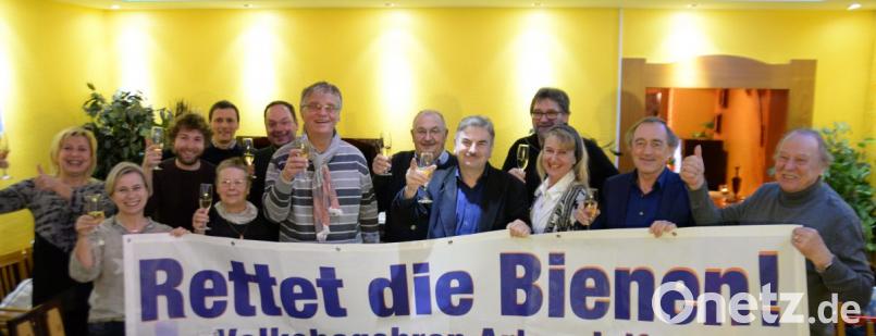 Die Vertreter des Aktionsbündnisses für das Artenschutz-Volksbegehren mit Alfred Damm (vorne, Mitte) an der Spitze feierten am Mittwochabend spontan den Erfolg. Bild: Claudia Seitz