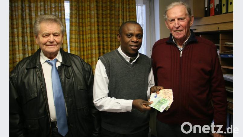 300 Euro aus dem aufzulösenden Vermögen des Katholischen Männervereins übergaben Vorsitzender Manfred Seitz (links) und Kassier Eduard Zrenner (rechts) an den Falkenberger Pfarrvikar Franklin Mboma, der das Geld an das Sammelkonto für ein Schulprojekt in seiner Heimat weiterleiten wird. Bild: wro