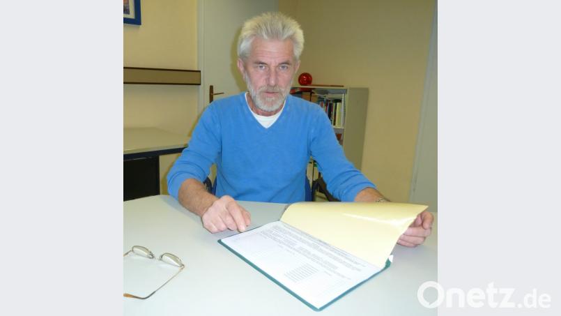 „Bitte hier unterschreiben“, sagt Josef Biebl. Für das Bürgerbegehren sind in der ersten Stufe 400 Unterschriften notwendig. Bild: Portner