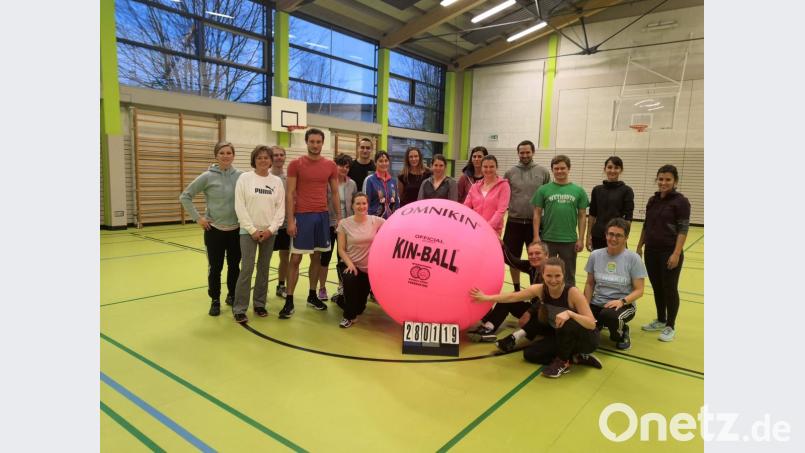17 Lehrkräfte aus der nördlichen Oberpfalz sind begeistert von den sozial-integrativen, konditions- und koordinationsfördernden Möglichkeiten des Spiels mit dem 1,22 Meter großen Kin-Ball. Bild: exb