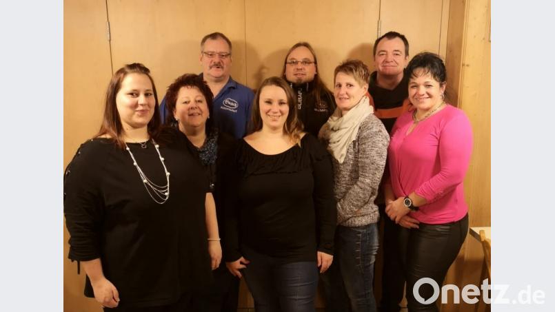 Peter Jahn (Dritter von links) leitet weiterhin den Hundefreundeverein ARZLV. Weiter gehören zweite Kassierin Ramona Lang, Schriftführerin Carola Jahn (von links), Beisitzerin Monika Wörl, Tierschutzbeauftragter Michael Raß, Kassierin Yvonne Noah-Raß, Beisitzer Michael Schraml und zweite Schriftführerin Natascha Lang (von rechts) der Führungsmannschaft an. Bild: bjp