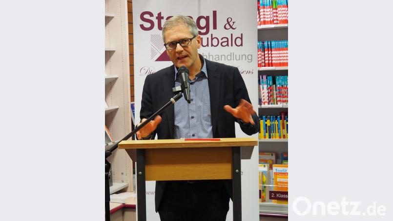 Experte Andreas Renz spricht in der Buchhandlung &quot;Stangl &amp; Taubald&quot; über den Dialog der Religionen. Bild: Bühner
