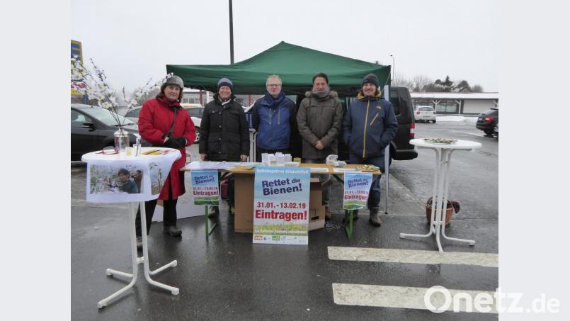 In Waldershof warben die Befürworter auch mit einem Info-Stand für das Volksbegehren. Bild: Benkhardt