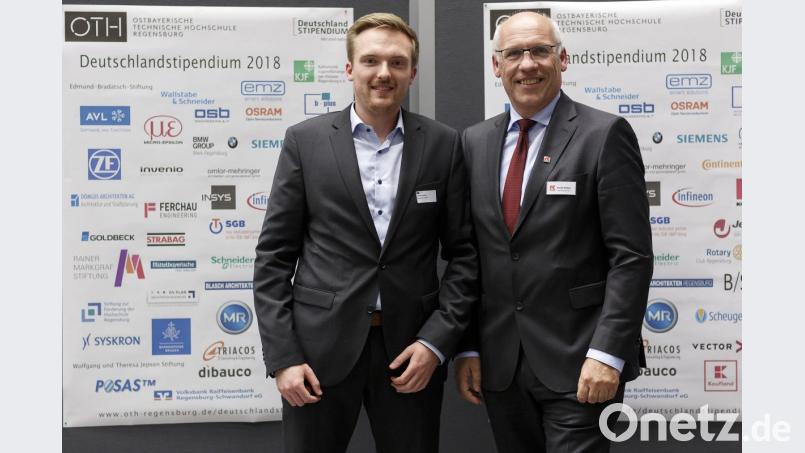 Kassecker-Geschäftsführer Ewald Weber (rechts) mit dem Deutschlandstipendiaten Stefan Renner von der OTH Regensburg. Bild: OTH Regensburg/Florian Hammerich