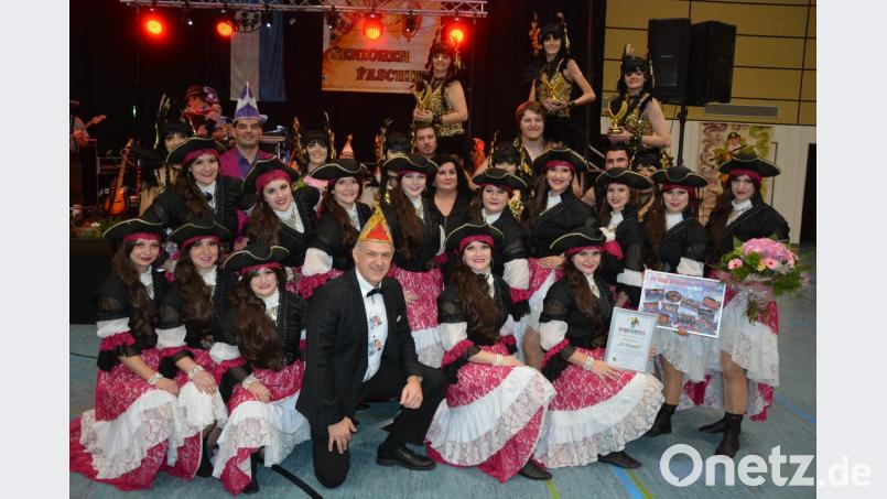 Bürgermeister Roland Grillmeier (Mitte) ehrte beim 41. Seniorennachmittag die beiden Showtanzgruppen „X-Dream“ (vorne) und „Phoenix“ (im Hintergrund). Bild: jr