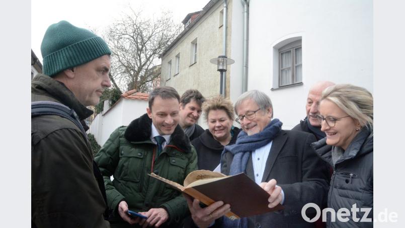 Was soll aus dem ehemaligen Milchladl und den Flurerturm nahe der Regionalbibliothek werden? Bei einer Ortsbesichtigung verschafften sich die Bauausschussmitglieder einen ersten Eindruck vom Zustand des Traditionsgebäudes. Bild: Gabi Schönberger