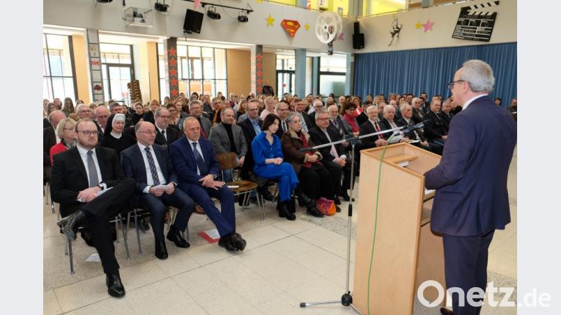 Neun Jahre leitete Knut Thielsen das Gymnasium Eschenbach. Am Mittwochvormittag wurde er in Anwesenheit zahlreicher Gäste in der Aula des Gymnasiums verabschiedet. Franz Xaver Huber, Ministerialbeauftragter für die Gymnasien in der Oberpfalz (am Redepult), würdigte den Werdegang des Speinsharters. Bild: do