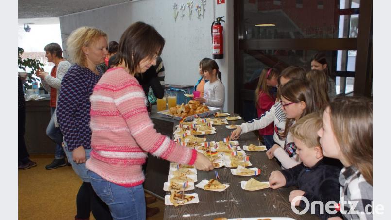 Das Frühstück mit Crêpes und Croissant, geziert mit Fähnchen beider Nationen, hatten Schülereltern vorbereitet. Bild: mmj