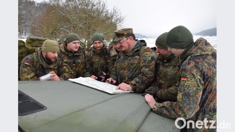 Orientierung ist das A und O im Truppenübungsplatz. Auf gut Bayerisch würde man fragen „Wou sama?“. Aufmerksamer Beobachter beim Reservistenmarsch ist hier Major Wolfgang Tauschke (rechts) von der Pateneinheit. Bild: bö